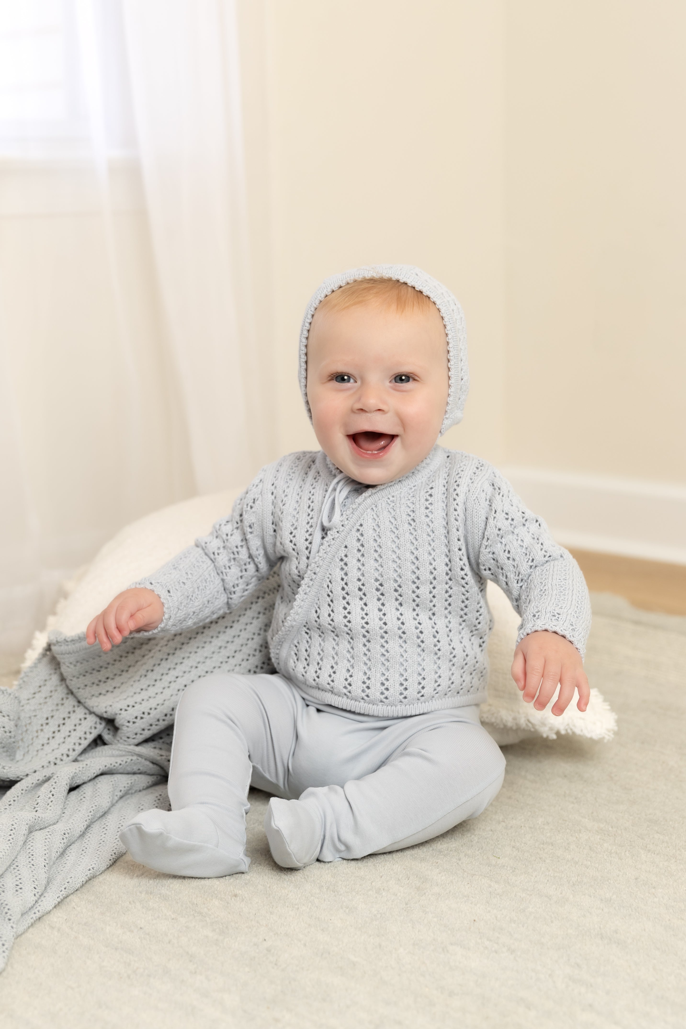 Bee & Dee Dainty sweater fog footie + hat