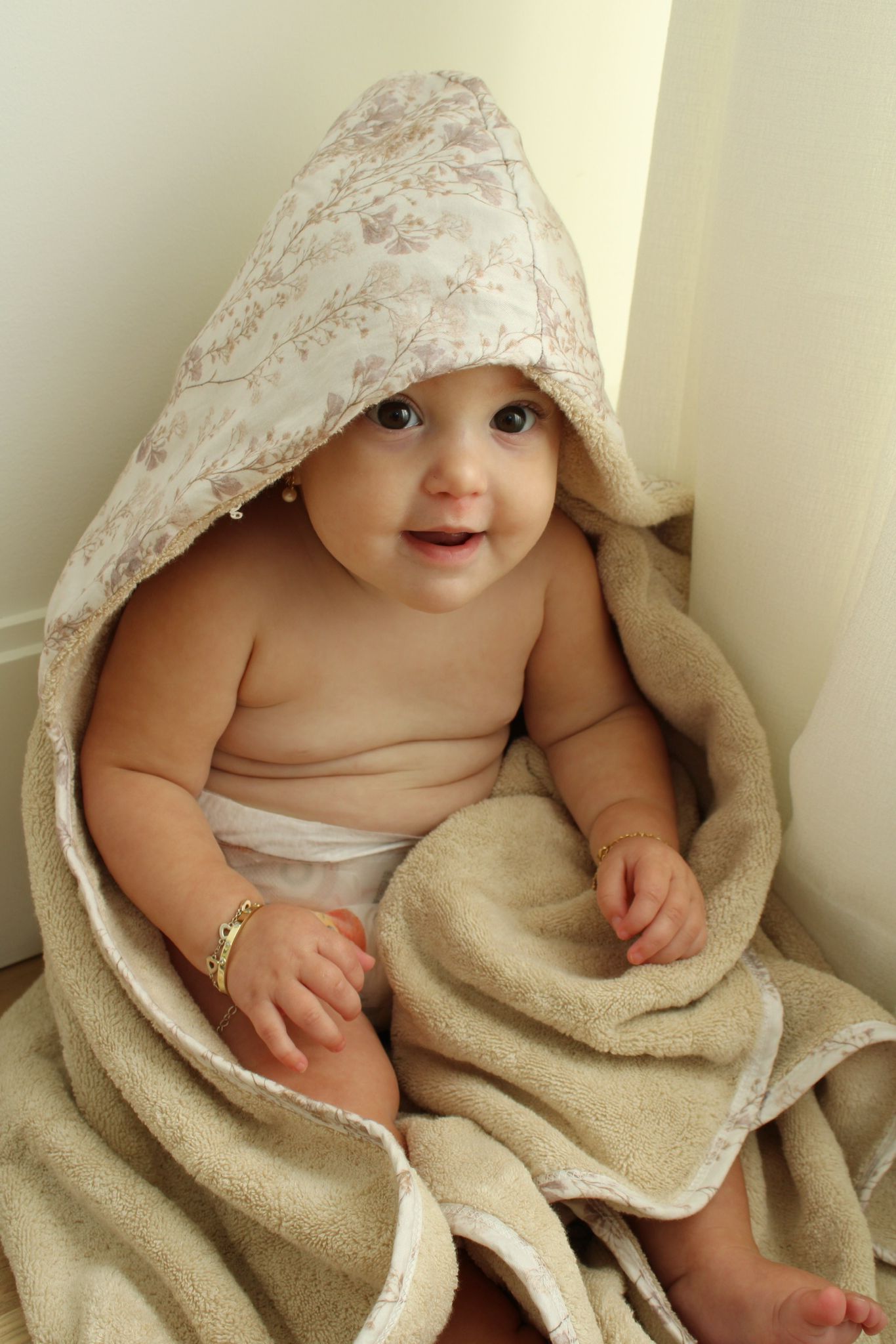 Little Threads neutral branches hooded bath towel