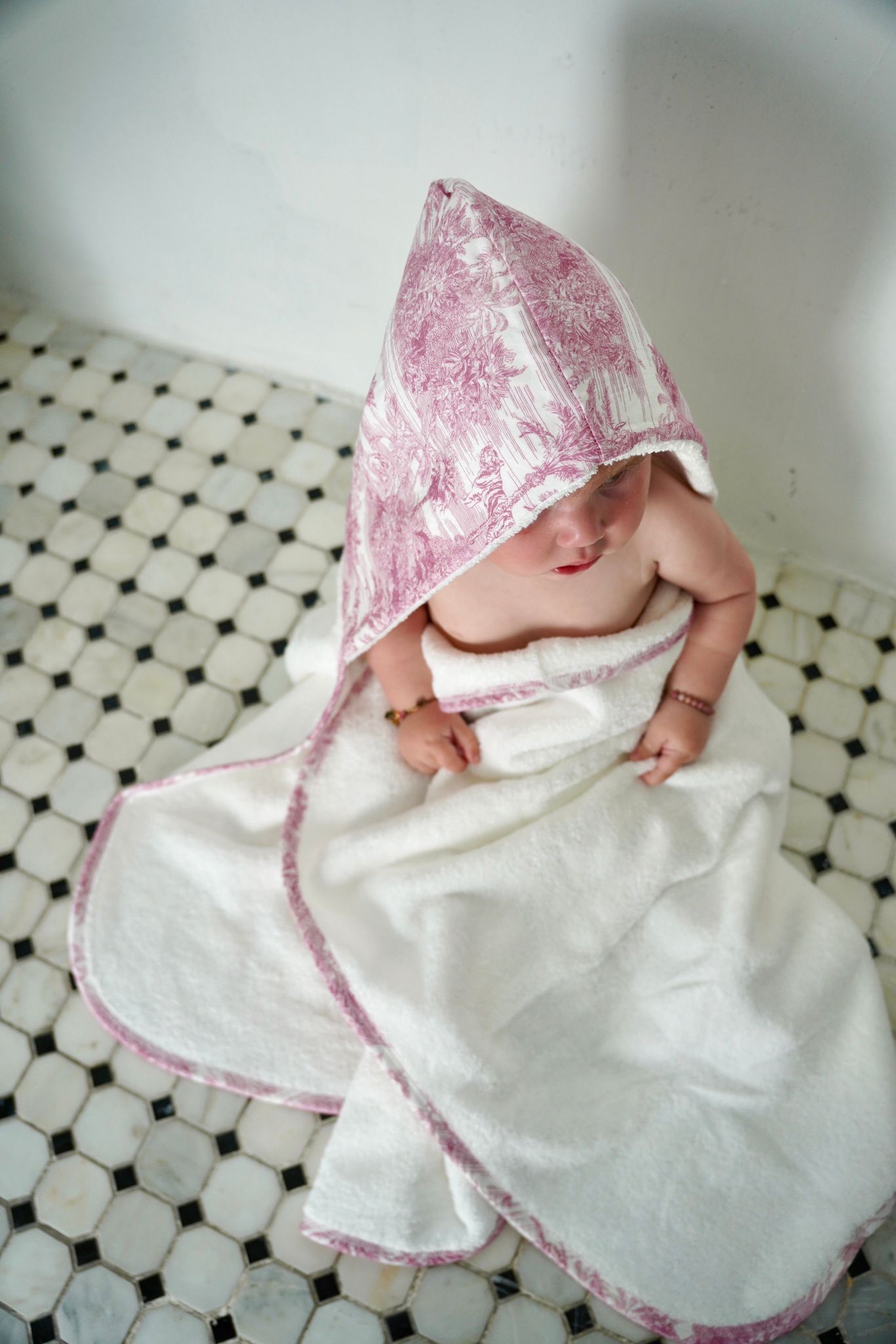 Little Threads toile pink hooded bath towel